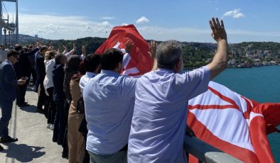 15 Temmuz Şehitler Köprüsü’ne dev Türk bayrağı asıldı