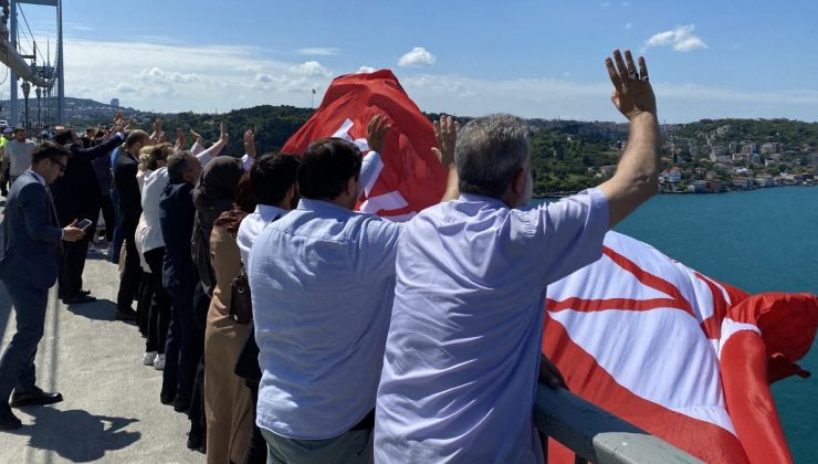 15 Temmuz Şehitler Köprüsü’ne dev Türk bayrağı asıldı