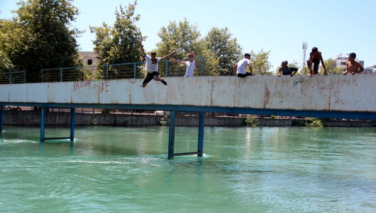 Adana’da termometreler 42 derece: Tehlikeye rağmen sulama kanalına girdiler