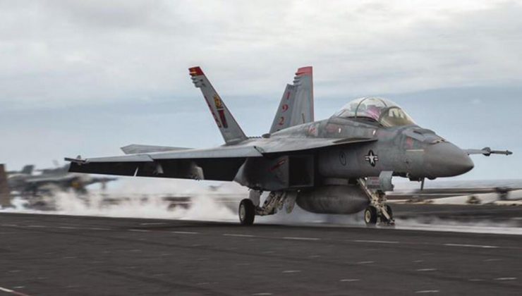 Amerikan F-18 jeti uçak gemisinden denize düştü