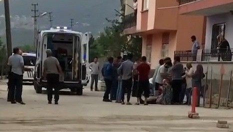 Annesiyle tartışan babasını öldürdü, komşunu yaraladı