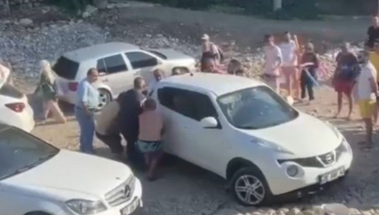 Antalya’da tatilciler şoförü bulamayınca aracı el birliğiyle kaldırdı