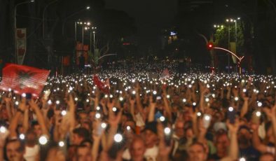 Arnavutluk’ta hükümet karşıtı protesto