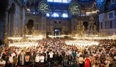 Ayasofya Camii’nde binlerce kişi bayram namazı kıldı