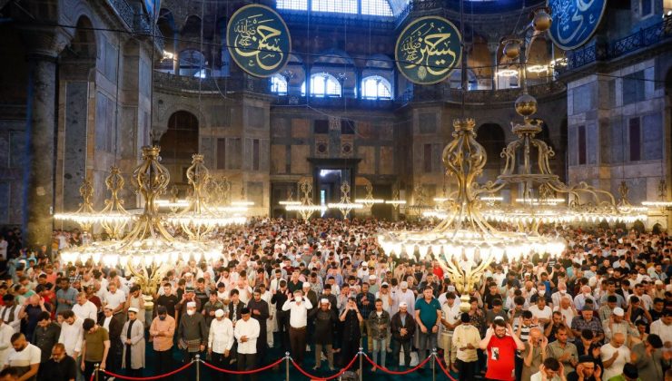 Ayasofya Camii’nde binlerce kişi bayram namazı kıldı