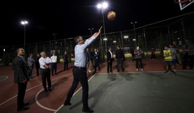 Bakan Kasapoğlu, Çorum’da gençlerle basketbol oynadı