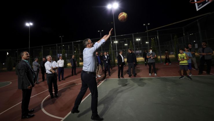 Bakan Kasapoğlu, Çorum’da gençlerle basketbol oynadı