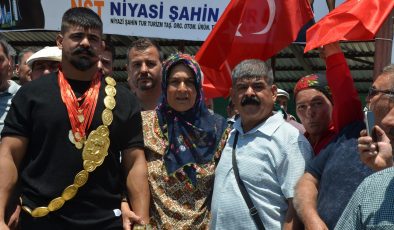 Başpehlivan Şimşek’in annesi: Oğlumla iftihar ediyorum, bizi çok sevindirdi