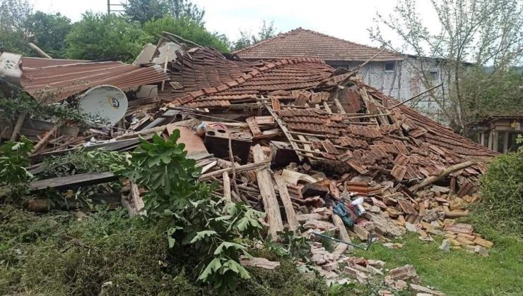 Bayram ziyaretine giden ailenin evi çöktü