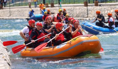 Cumhurbaşkanı Yardımcısı Oktay ile Bakan Kasapoğlu, Uluslararası Rafting Türkiye Grand Prix’sine katıldı