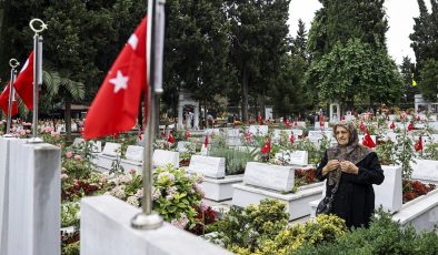 Edirnekapı Şehitliği’ni ziyaret eden aileler duygu dolu anlar yaşadı