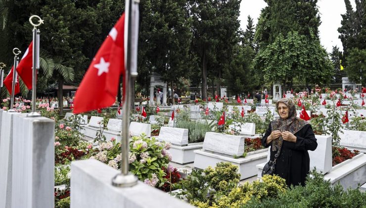 Edirnekapı Şehitliği’ni ziyaret eden aileler duygu dolu anlar yaşadı