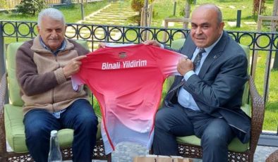 Engin Fırat’tan Binali Yıldırım’a forma hediyesi