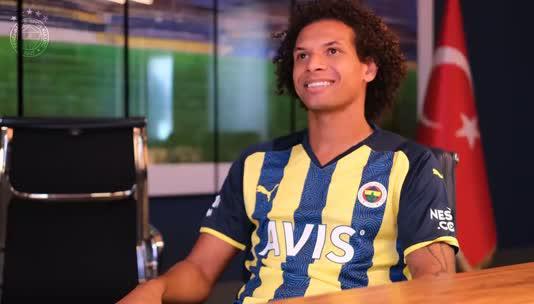 Fenerbahçe yeni transferini bu görüntülerle açıkladı!