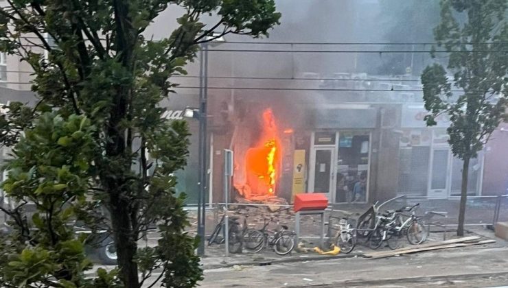 Hollanda’da hırsızlar marketteki ATM’yi patlattı