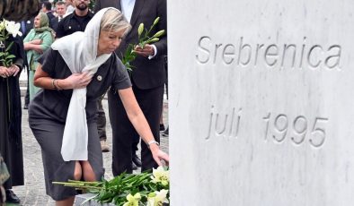 Hollanda’dan 27 yıl sonra Srebrenitsa kurbanlarının ailelerinden özür