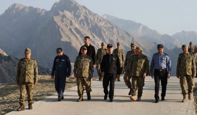 Hulusi Akar Hakkari’de incelemelerde bulunup bayram kutlaması yaptı