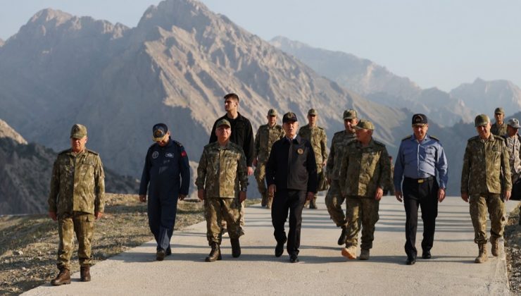 Hulusi Akar Hakkari’de incelemelerde bulunup bayram kutlaması yaptı