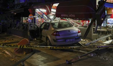 Kadıköy’de yoldan çıkan otomobil büfeye daldı