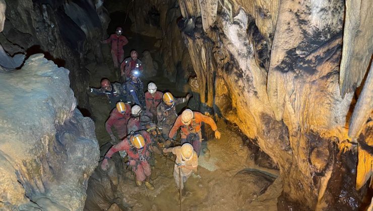 Karabük’teki Mencilis mağarasında mahsur kalan 4 kişi 12 saat sonra kurtarıldı