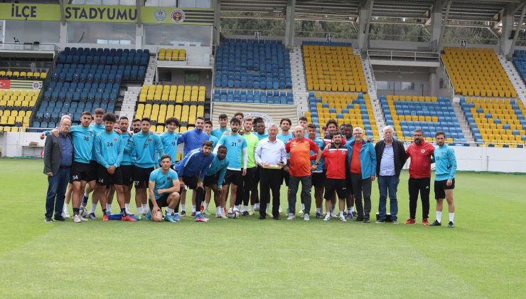 Menemenspor’da 15 oyuncu kaldı