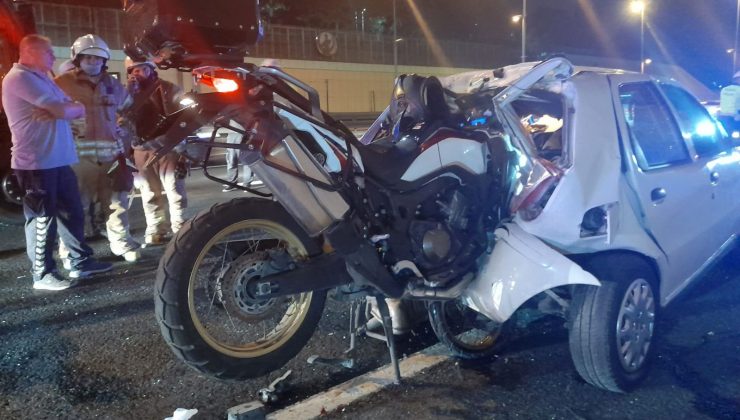 Motosiklet, güvenlik şeridindeki otomobile çarptı: 3’ü ağır 5 yaralı