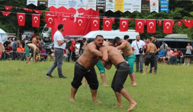 Pehlivanlar çarpışınca rakiplerini şaşırıp birbirlerine girdiler