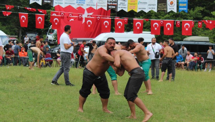 Pehlivanlar çarpışınca rakiplerini şaşırıp birbirlerine girdiler