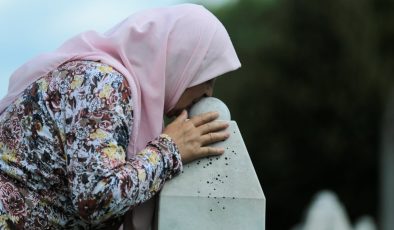 Srebrenitsalı anneler mezar başında evlatlarını anıyor