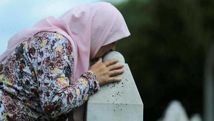 Srebrenitsalı anneler mezar başında evlatlarını anıyor