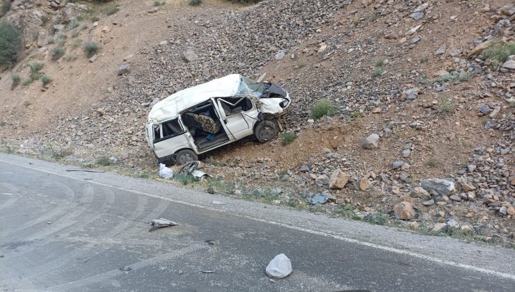 Van’da işçileri taşıyan minibüs devrildi: 2 ölü, 8 yaralı