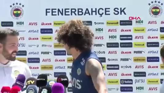 Willian Arao, açıklamalarda bulunurken sahne arka planı düştü!