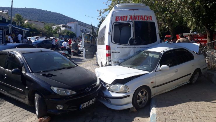 Antalya’da freni arızalanan minibüs park halindeki 8 araca çarptı