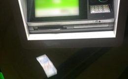 ATM’ye yüklenen fazla para, sokağa saçıldı