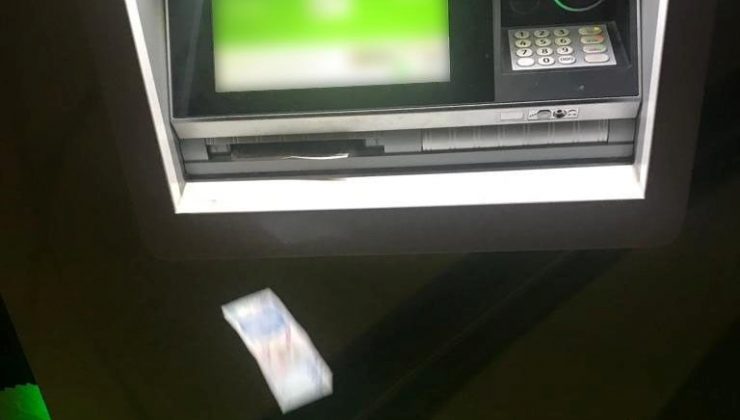 ATM’ye yüklenen fazla para, sokağa saçıldı