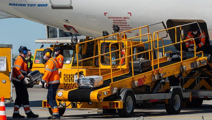 Avustralya havayolu şirketinden tuhaf istek… Yöneticiler bagaj görevlisi olacak!