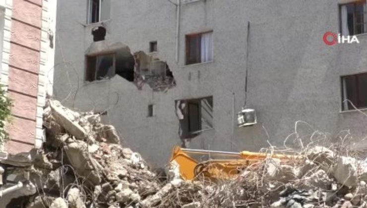 Bahçelievler’de binanın yıkımı sırasında yandaki apartman zarar gördü