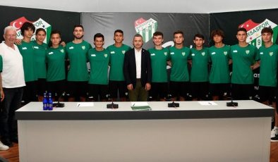 Bursaspor 13 futbolcu ile profesyonel sözleşme imzaladı