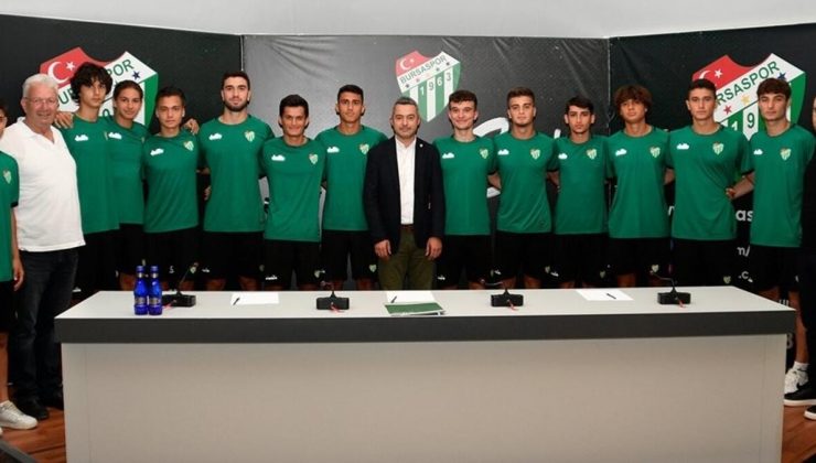 Bursaspor 13 futbolcu ile profesyonel sözleşme imzaladı