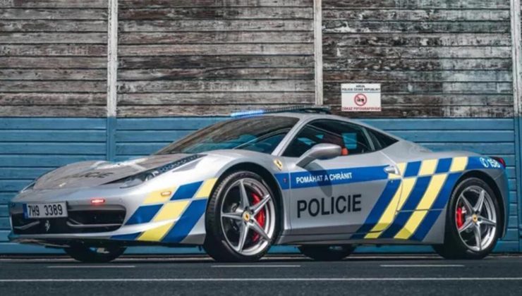 Çek polisi Ferrari’ye el koydu, polis aracı yaptı!