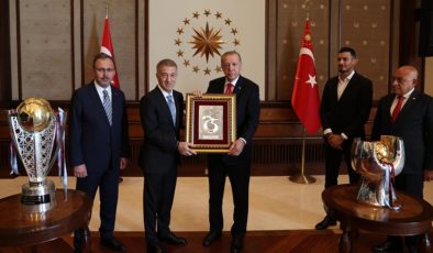 Cumhurbaşkanı Erdoğan, Trabzonspor’u kabul etti