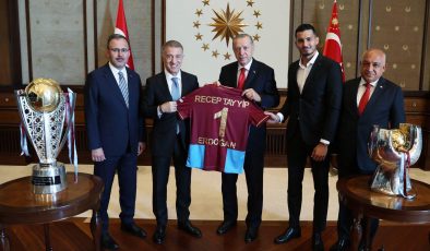 Cumhurbaşkanı Erdoğan, Trabzonspor’u kabul etti