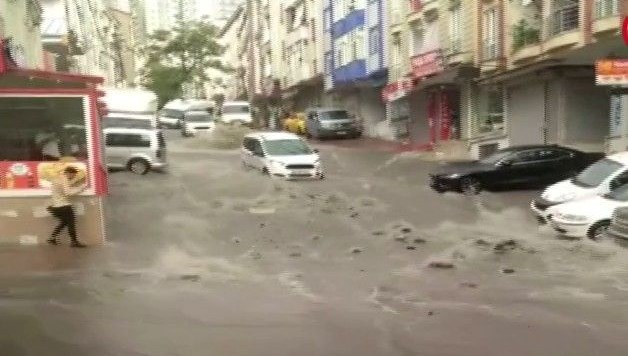 Esenyurt’ta caddeler sular altında kaldı: AKOM’dan sağanak uyarısı