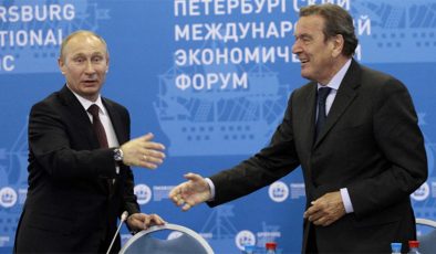 Eski Almanya Başbakanı Gerhard Schröder, Putin ile görüştüğü için ateş altında