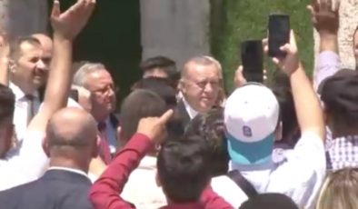 Eyüpsultan Camii’nde Cumhurbaşkanı Erdoğan’a sevgi gösterisi