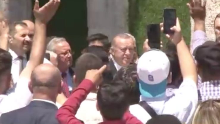 Eyüpsultan Camii’nde Cumhurbaşkanı Erdoğan’a sevgi gösterisi