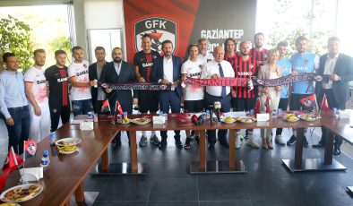 Gaziantep FK yeni transferleri için imza töreni düzenledi