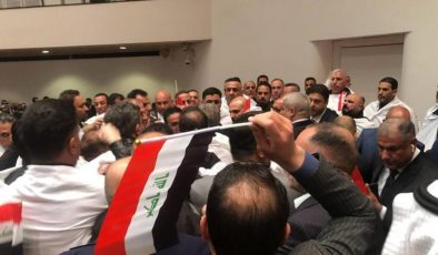 Irak’ta protestocular ikinci kez mecliste! Şii Lider Mukteda Sadr: Yeşil Bölge işgalden kurtarıldı