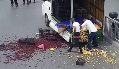 İstanbul’da arabası bağlanan seyyar satıcı meyveleri yola döktü