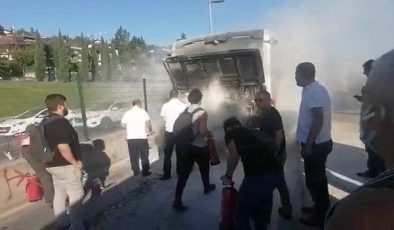 Kadıköy’de metrobüste yangın çıktı, yolcular panikle dışarı atladı